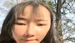 鸭舌帽苗条妹子【小乳猪】和炮友户外小树林啪啪，口