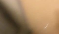 颜值不错短发萌妹子自慰秀 自摸奶子浴室尿尿马桶上