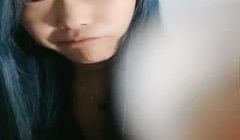 颜值不错蓝发妹子道具自慰床上张开双腿按摩器头部插