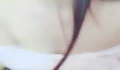 颜值不错空气刘海美女主播就披个白纱其他什么都没穿