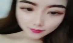 颜值不错红唇长发妹子肉肉身材自慰，毛毛浓密全裸掰