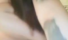大红唇子长发美女主播 身材丰满 微露脸 床上道具