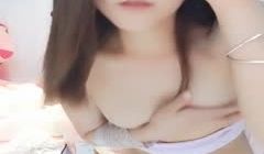 颜值不错萌妹子自摸奶子按摩器自慰秀小震动棒抽插震
