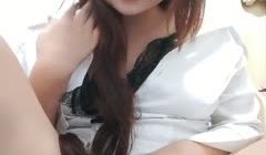 颜值不错妹子衬衣道具自慰秀 床上紫色跳蛋震动逼逼