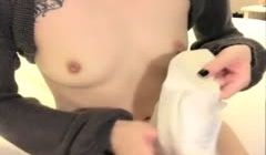 颜值不错苗条贫乳妹子全裸诱惑露逼翘着屁股翘起双脚