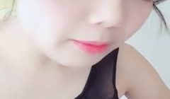 颜值不错骚气少妇情趣装黑色网袜自慰 振动棒快速抽