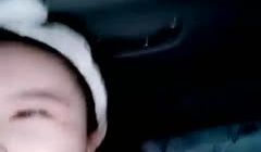 颜值还不错的清纯美女和3网友相约群交啪啪,在车上