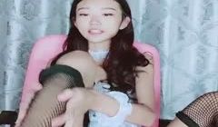 颜值不错长相甜美苗条妹子诱惑情趣女仆装网袜露逼自