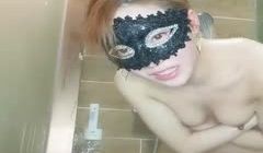 颜值不错长相甜美面罩妹子道具自慰，浴室洗澡震动棒