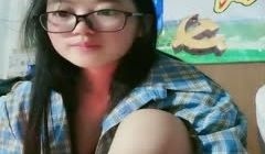 疫情未过两个样子清纯提前返校等开学的眼镜御姐学生