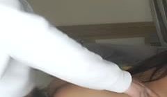 这婊子是有多欠操啊，一口就把鸡巴咬进去吸吮，性感