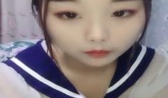 长得很是清纯漂亮又可爱的萌妹子直播小秀换脸几套衣