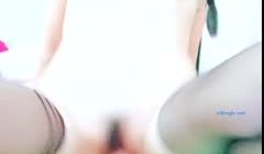 扎着两个辫子白皙苗条妹子道具自慰诱惑，学生制服黑