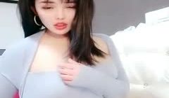 高颜值丰满身材大耳环妹子肉丝诱惑，开裆丝袜拨开内