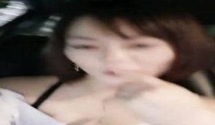 高颜值气质美少妇户外冰冰老师和开豪车的肚腩露脸路