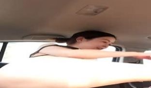 苗条骚气少妇驾车户外车震啪啪_车后座69互舔上位