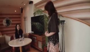 熟女俱乐部-俩个富婆叫来年轻力壮很会操逼的鸭子~