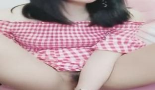 逼太美了可惜毛有点多要是白虎又是极品美穴