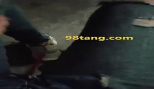 红色奶头妹子夜晚户外回车上车震 牛仔裤开裆塞着跳