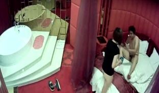 偷拍气质漂亮的短发良家人妻偷偷和单位领导偷情