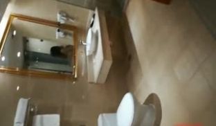 刚和情人开完房准备走的美女被前来送酒的男服务员偷