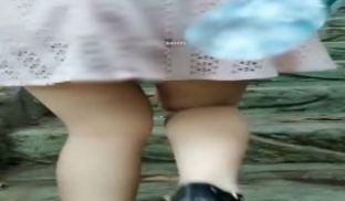高颜值性感美女公园游玩时被好色男搭讪挑逗后在凉亭