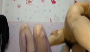 逼毛旺盛可以扎个小辫的良家少妇美女趁老公不在和情
