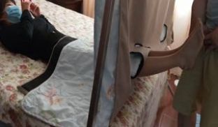 射精在女客人肉丝美脚上