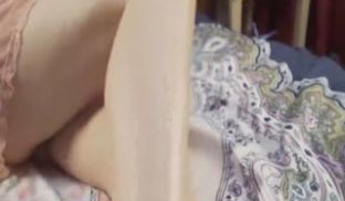脱下汉服穿上丝袜开始足交，最后射在丝袜美足