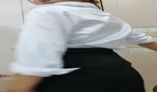 美少妇ol装诱惑撩起短裙自摸逼逼道具