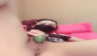 口罩妹子敷黄瓜面膜顺便用黄瓜自慰摩擦逼逼出水还很