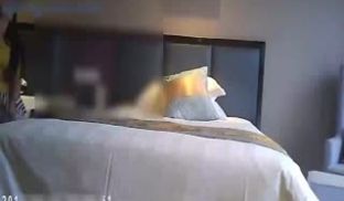 週末约啪寂寞气质女白领美女姐姐脱光到床上淫荡无比