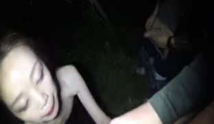 网络疯传台湾29岁大胆妹子酷爱手手口口深夜草丛中