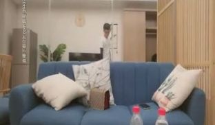 《千人斩探花》约了个旗袍苗条妹子3P啪啪，穿着高
