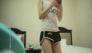 笑容可掬的短发小姐姐在床上也是功夫了得~ 甚么姿