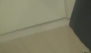 隔窗拍居家火辣美女寂寞难耐拿出自己酷爱的道具玩