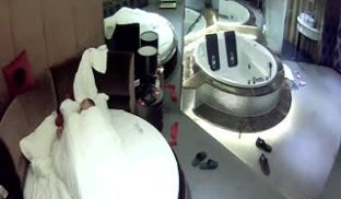 情趣酒店水滴摄像头偷拍秃顶中年男和情人啪啪没控制