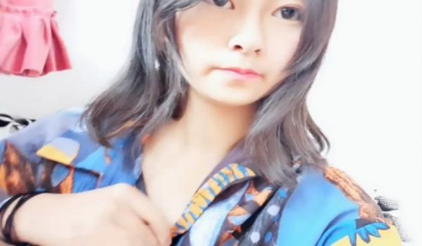 长得很像关X彤高校颜值美女家里闺房脱光光自拍逼逼