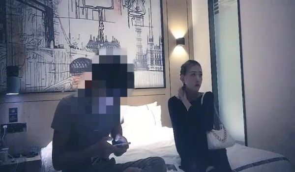 花臂纹身小虎牙大圈高端外围小姐姐 大屌侧入被日的