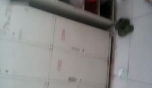 奇葩！男扮女装进入女澡堂更衣室，一边偷拍一边打飞
