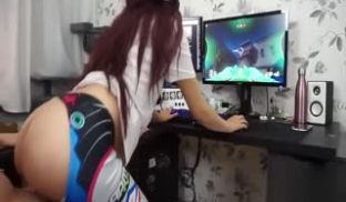 和漂亮妹子一边啪啪一边玩守望先锋 你俩是操爽了，