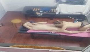 高手偷拍养生馆按摩房犀利大叔各种姿势草到女技师