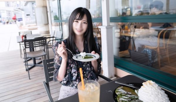 电影风格！ ！一个美丽的办公室女郎和一个休息日在