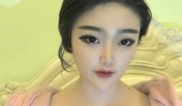 短发高颜值气质丰满妹子自摸扣逼诱惑，揉搓大奶近距