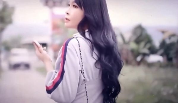 大长腿翘臀女网红搭计程车去咖啡店忘记带钱包用身体