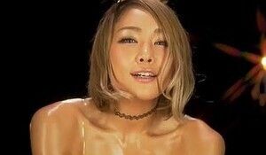 一个可爱的日本兔女郎会用令人愉快的POV口交对待