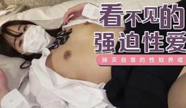 一个心烦意乱但仍然不成熟的可爱女孩在原始体内射精