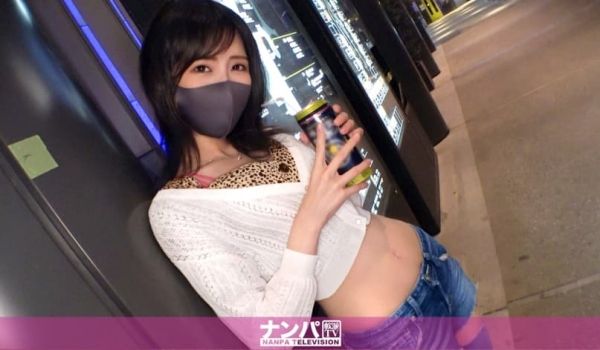 下颌线美脚路上饮酒的苗条美女大学生