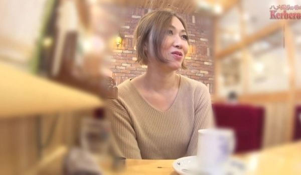檎似のエキゾチックな容姿の子持ち美人妻なのに援助