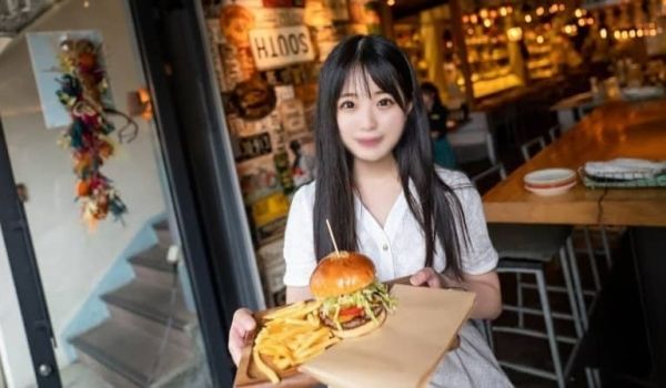 可怜な色白女子大生！